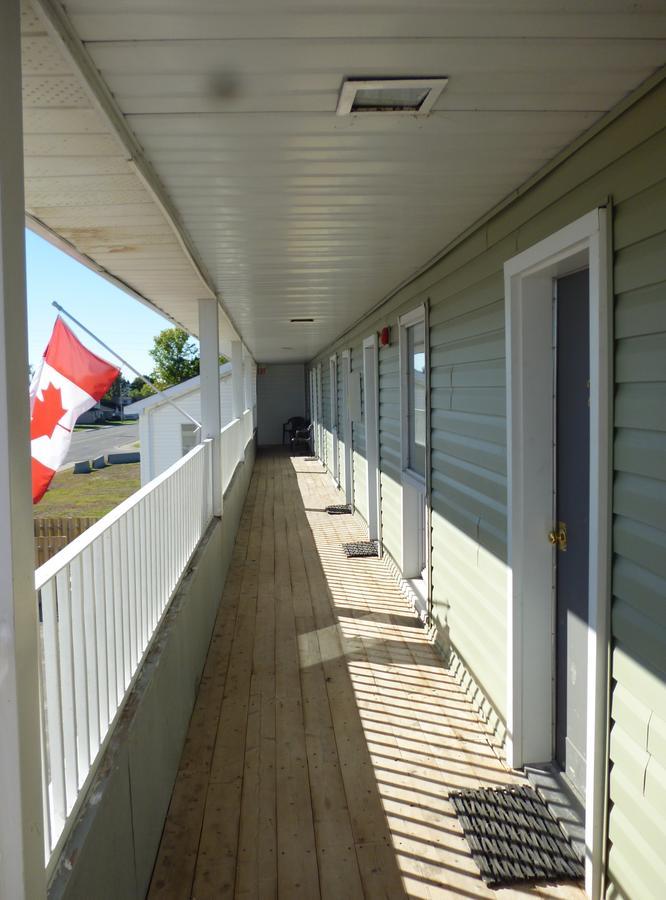 Wheel Inn Motel New Liskeard Exterior photo